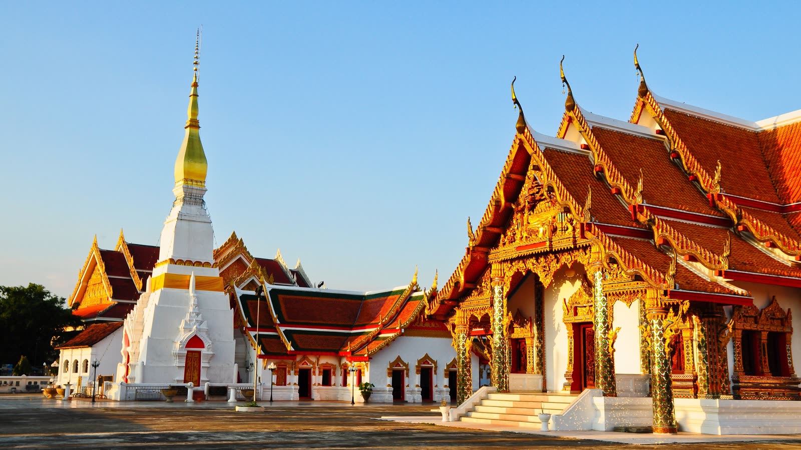 Travelers meeting a local guide in a Bangkok temple courtyard